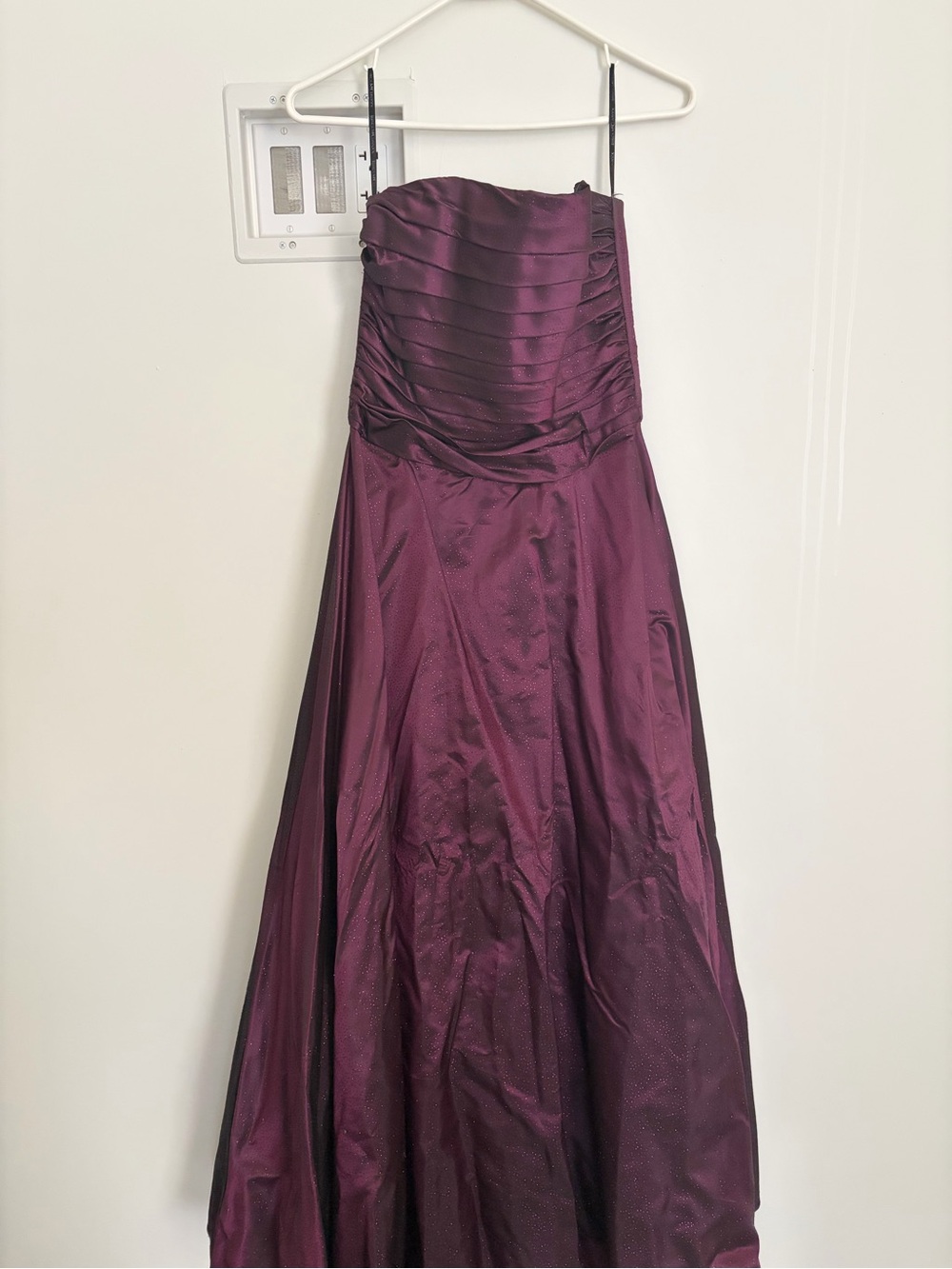 Jessica McClintock Strapless A‑Line Evening Gown in Plum